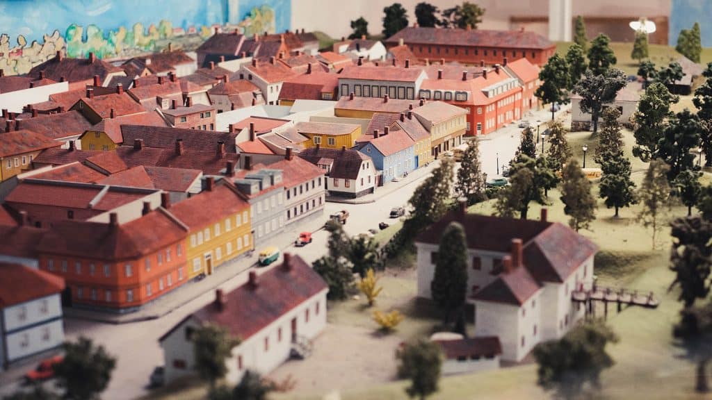 Modell av Gamlebyen i Fredrikstad, med detaljerte bygårder, gater og trær i miniatyr.