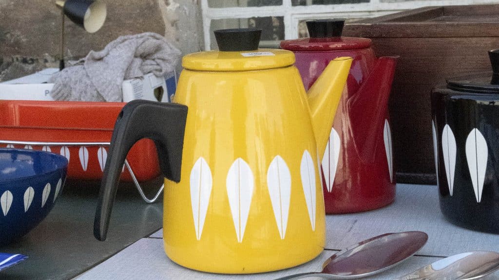 Fargerike retro emaljekanner og servise med klassisk skandinavisk design.