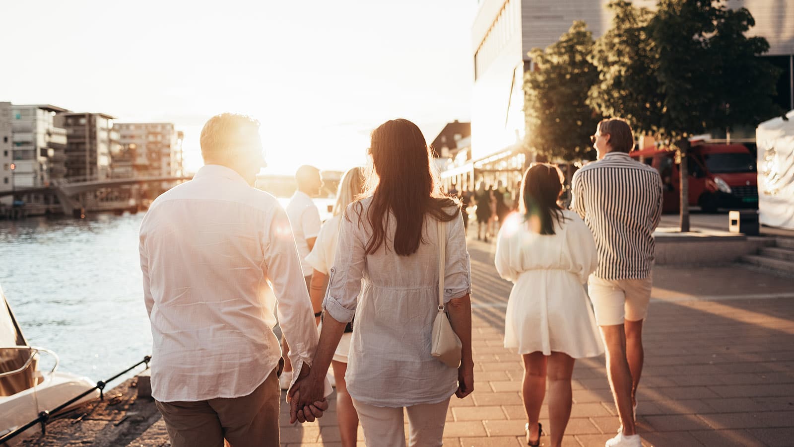 Nyt en sommerkveld på brygga i Fredrikstad