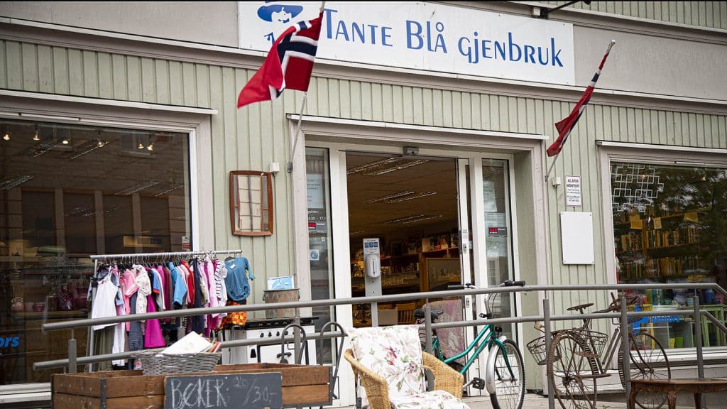 Utenfor bruktbutikken Tante Blå i Fredrikstad står det klær, møbler og bøker til salgs.