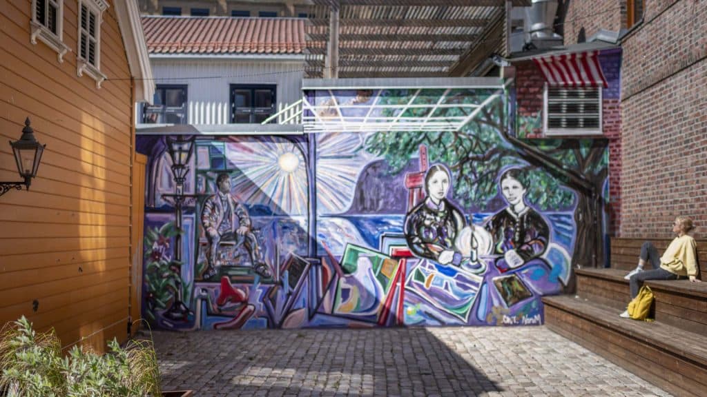 Veggmaleri med motiver inspirert av Edvard Munchs mor Laura og tante Karen, satt i en fantasifull, fargerik komposisjon.