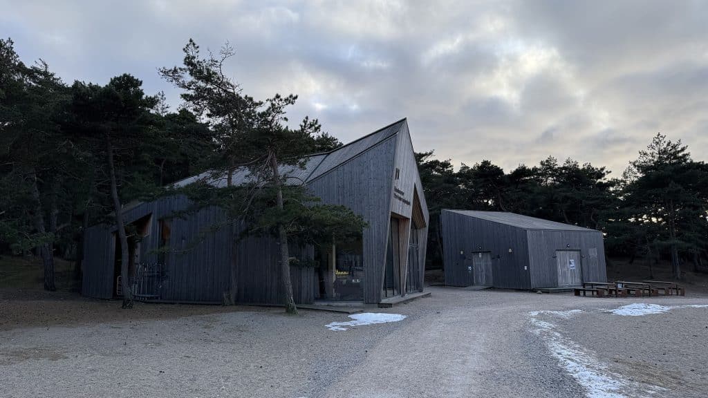 Besøkssenter Ytre Hvaler nasjonalpark ved Storesand, med moderne trebygninger omgitt av furuskog.