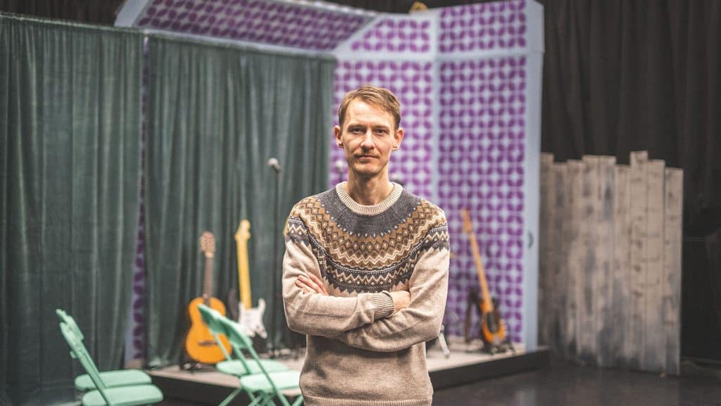 Anders står på St. Croix-huset i Fredrikstad, et kultursenter kjent for konserter og arrangementer.