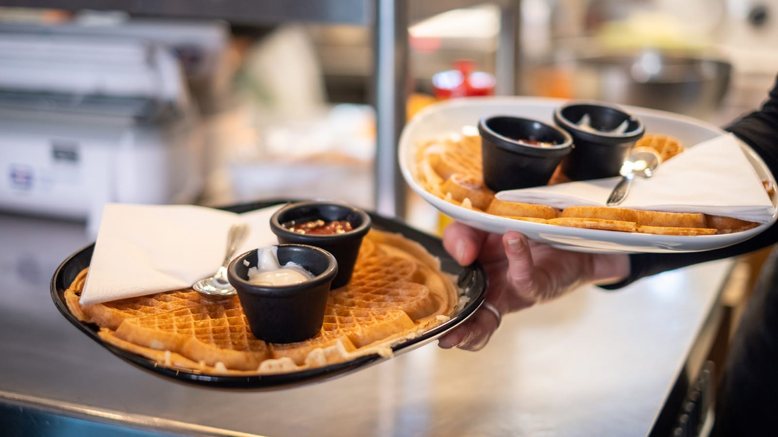 Vafler med tilbehør på fat, servert på Café Magenta i Gamlebyen