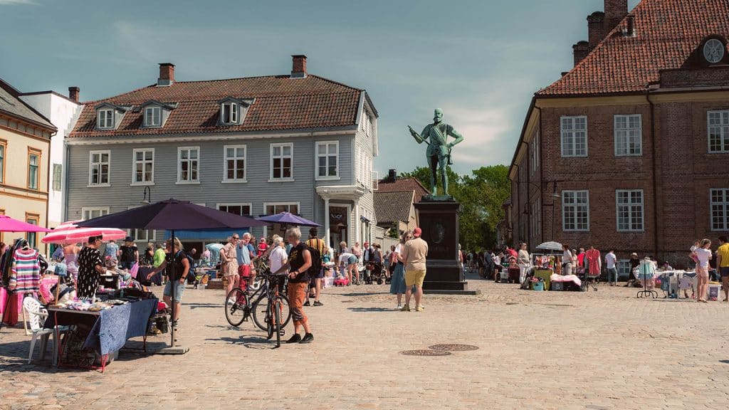 Utsikt over frimarked på torget i Gamlebyen med mange besøkende