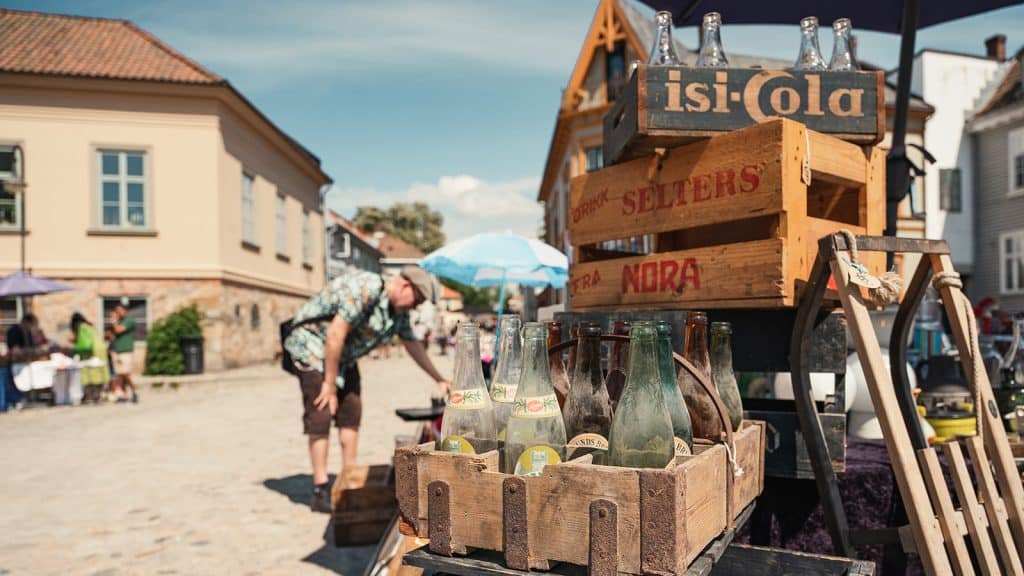 Gamle brusflasker i trekasser på frimarked i Fredrikstad
