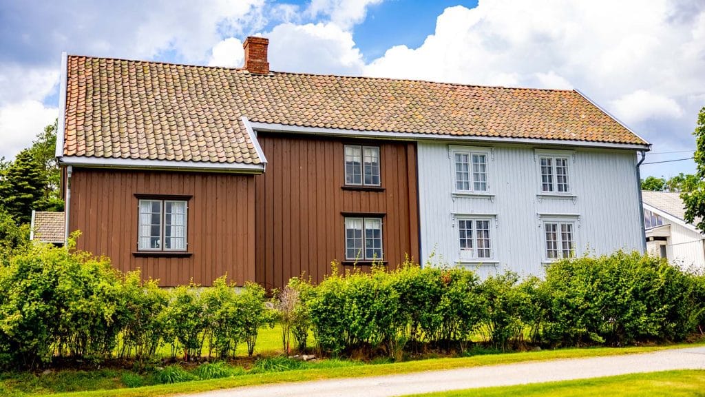 Barndomshjemmet til Hans Nielsen Hauge på Rolvsøy, et hvitt og brunt trehus med rødt tak.