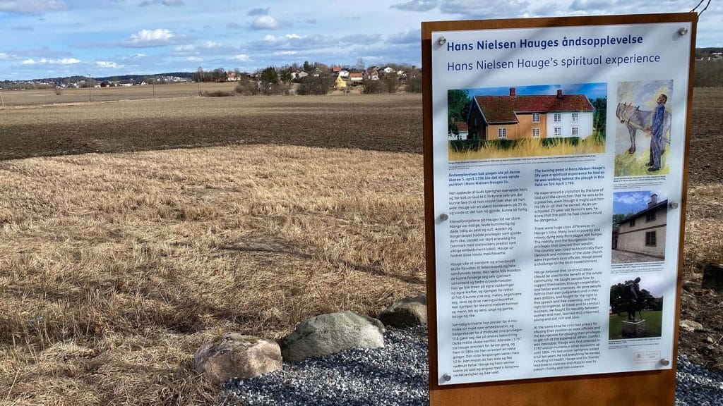 Informasjonstavle om Hans Nielsen Hauges åndsopplevelse står ved jordet på Rolvsøy i Fredrikstad.