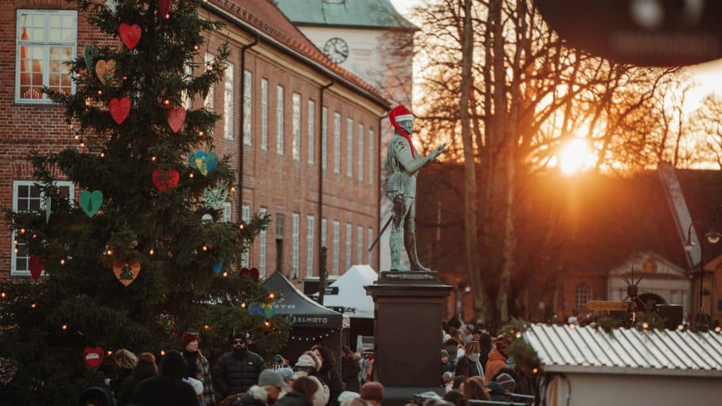 : Statue med nisselue og stort juletre på torget i Gamlebyen Fredrikstad.
