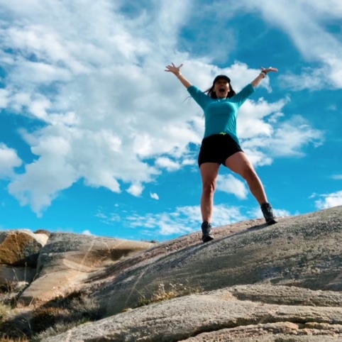 Siw Amina Bech med armene i været på svaberg langs kyststien på Hvaler.