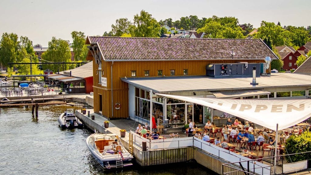 Uteservering på Slippen restaurant ved elvebredden i Fredrikstad