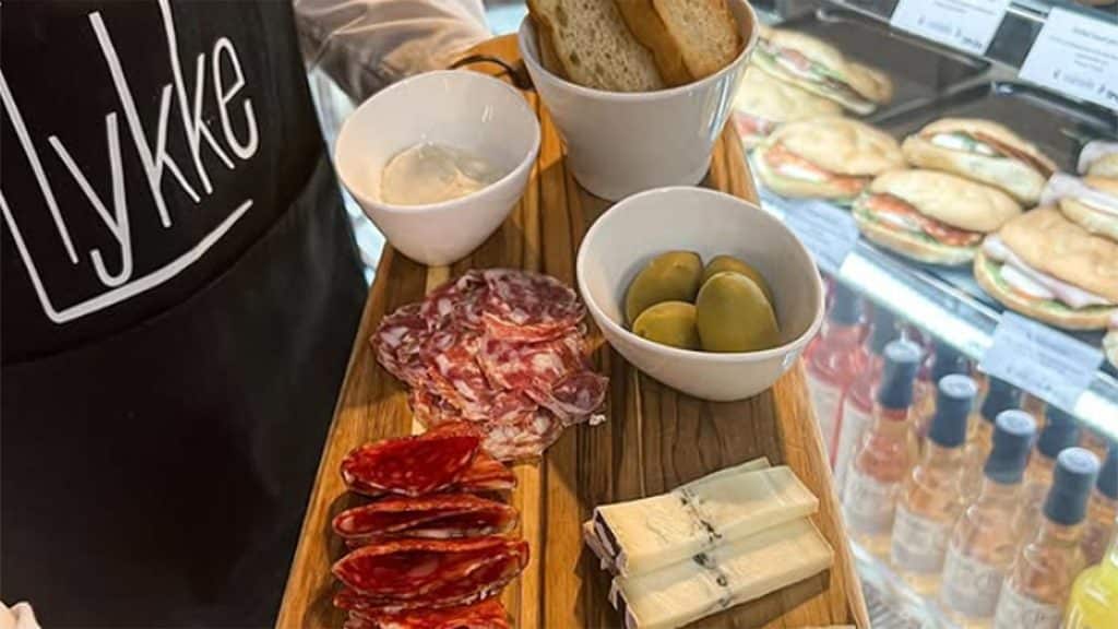 Tapasbrett med spekemat, ost, oliven og brød servert hos Smakslykke i Matværste.