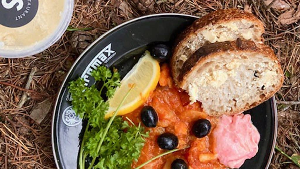 Tallerken med turmat, brød, sitron og persille.