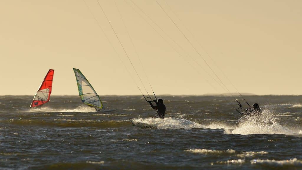 Kitere og vindsurfere deler bølgene i Ørekroken under vinterforhold.