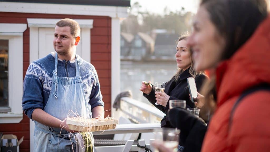 Servering av lokale østers fra Hvaler under arrangement ved sjøen i Fredrikstad – en smaksrik opplevelse med kortreist mat og maritim atmosfære.