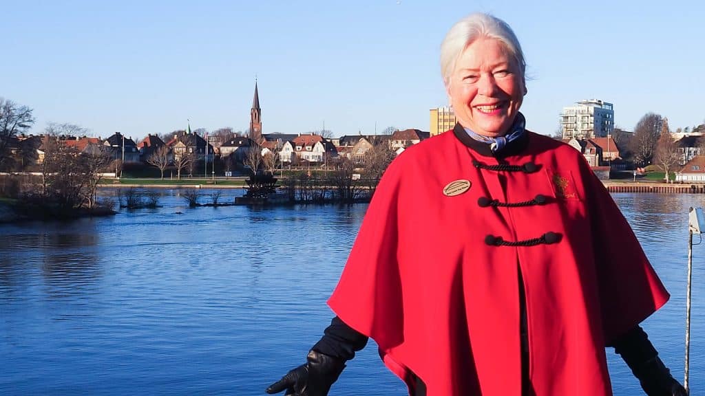 Guide Anne Louise ved vannet i Gamlebyen i Fredrikstad.