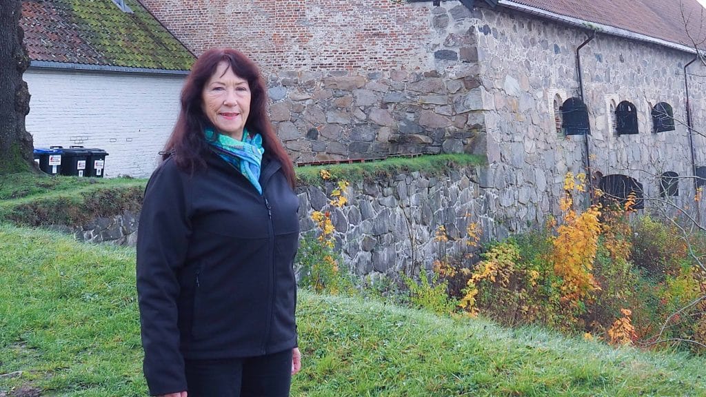 Guide Hilde står på vollen i Gamlebyen.