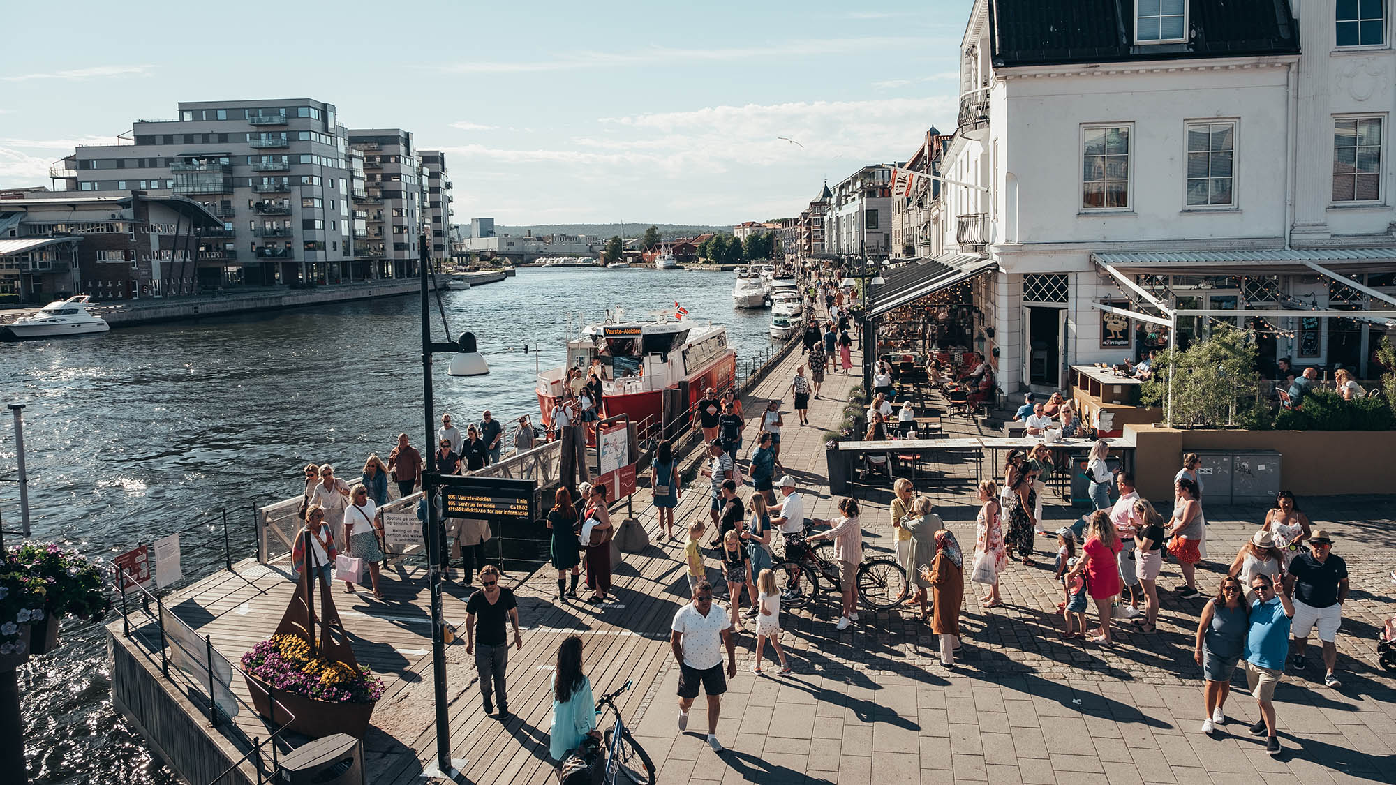 Byferga legger til kai midt i et yrende folkeliv ved brygga i Fredrikstad