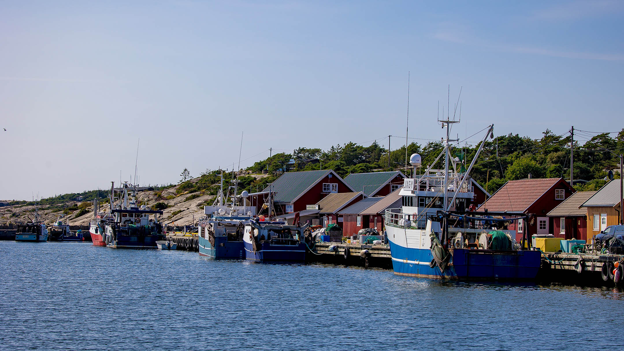 Flere fiskebåter ligger fortøyd langs kaia i Utgårdskilen på Hvaler.