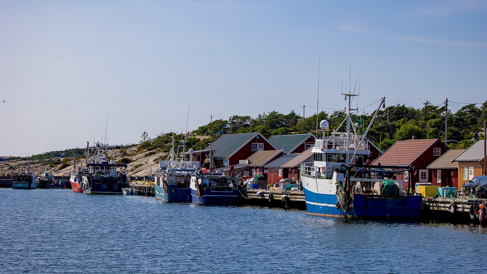 Flere fiskebåter ligger fortøyd langs kaia i Utgårdskilen på Hvaler.