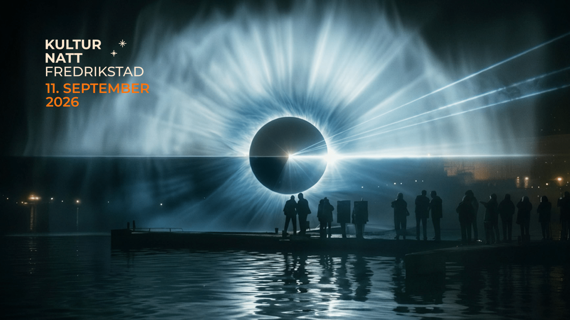 Lyskunstverket ECLIPSE med en mørk sirkel omgitt av kraftige hvite og blå lysstråler over vannet.